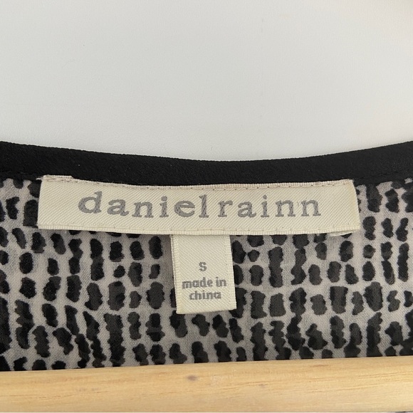 DANIEL RAINN BLACK/WHITE PRINTED SHORT SLEEVED TOP/BLOUSE W/ BRAIDED NECKLINE, S - Picture 11 of 12